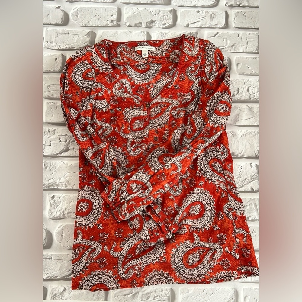 Banana republic cotton blouse with metal details.